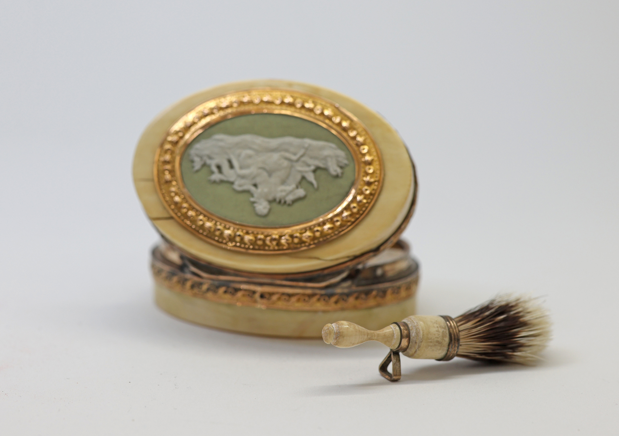 !900s Mouche Box with Brush