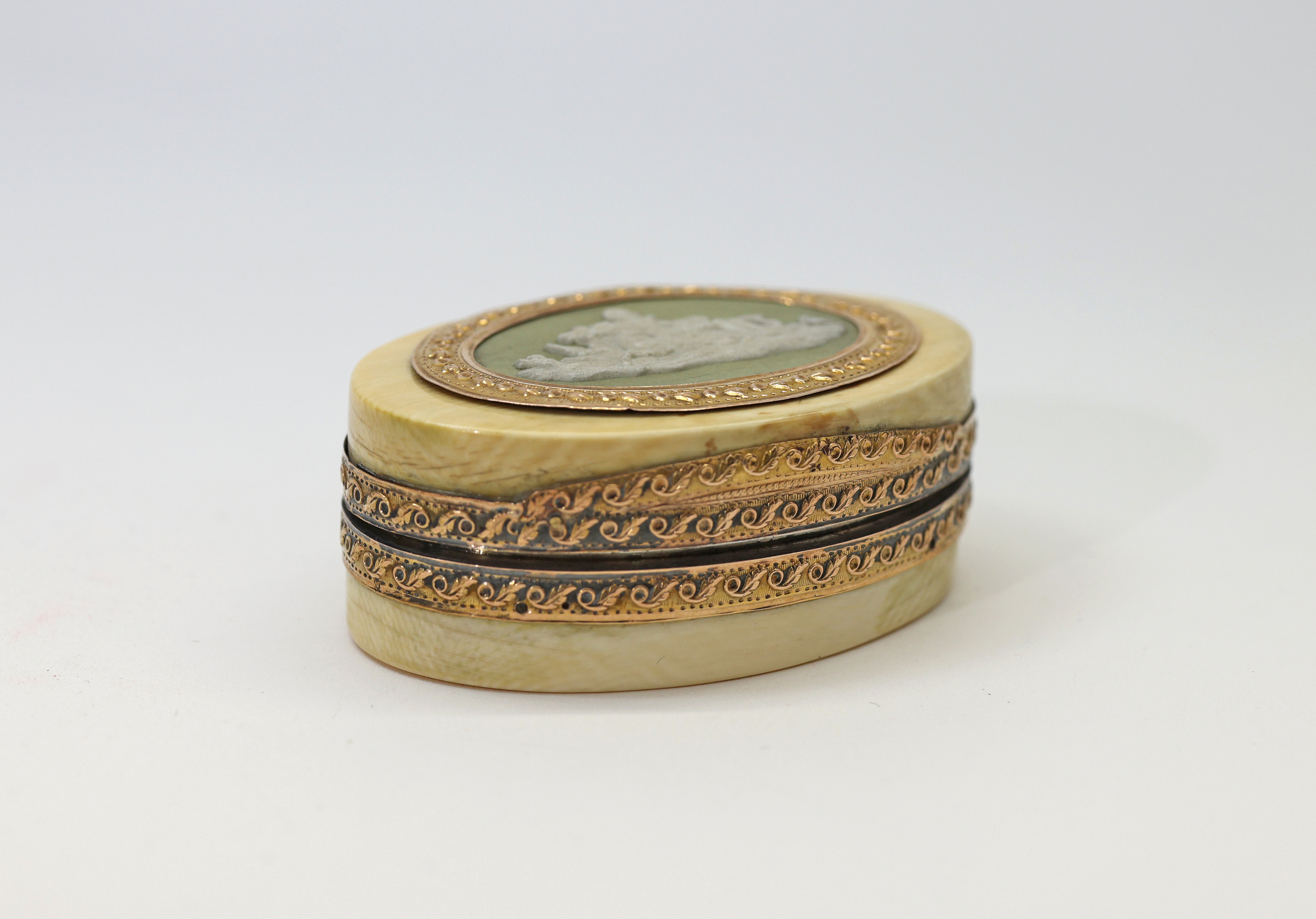 !900s Mouche Box with Brush