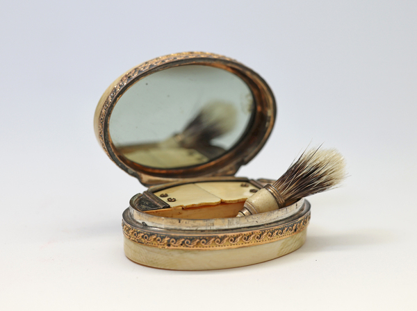 !900s Mouche Box with Brush
